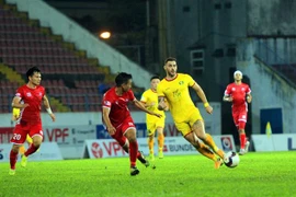 Pha tranh bóng trong một trận đấu thuộc khuôn khổ V.League 2021. (Ảnh: An Đăng/TTXVN) 