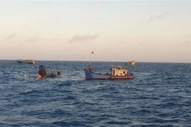 Kéo xác tàu cá BT 93998 TS về Côn Đảo. (Nguồn: TTXVN phát) 