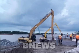Thi công dự án luồng sông Hậu cho tàu trọng tải lớn. (Ảnh: Quang Toàn/BNEWS)