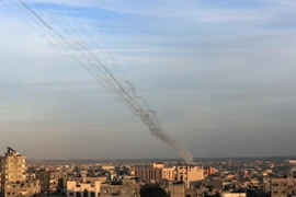 Rocket được phóng về phía lãnh thổ Israel. (Ảnh: AFP/TTXVN)