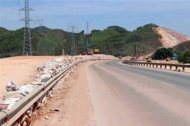 Gói thầu XL8 và XL9 có vị trí nền đất yếu, sau khi thi công xong cọc cát đầm và giếng cát, hiện nay nhà thầu phải đổ đất đắp lên trên nhằm tạo sự ổn định nền đường và qua năm 2022 mới tiếp tục thi công tại vị trí này. (Ảnh: Đỗ Trưởng/TTXVN) 