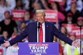 Ứng cử viên Donald Trump của đảng Cộng hòa (Mỹ) trong cuộc vận động tranh cử ở Van Andel Arena, ngày 5/11/2024. (Ảnh: AP/TTXVN)