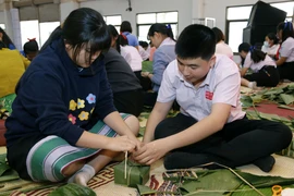 [Photo] Trường song ngữ Lào-Việt Nam Nguyễn Du gói bánh chưng đón Tết