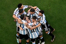 Các cầu thủ Argentina vui mừng sau một bàn thắng. (Ảnh: AFP/TTXVN)
