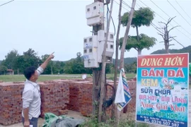 Người dân xã Hoằng Hải, huyện Hoằng Hóa bức xúc khi sử dụng điện sản xuất nhưng phải nộp tiền điện kinh doanh. (Ảnh: Trịnh Duy Hưng-Nguyễn Nam/TTXVN)