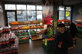 Một cửa thực phẩm gần những ngôi nhà đổ nát ở Irpin, gần thủ đô Kiev, Ukraine, ngày 8/1/2023. (Ảnh: Yonhap/TTXVN) 