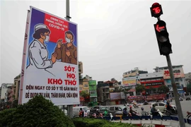 Tranh cổ động về phòng chống COVID-19 được đặt ở các điểm nút giao thông của Hà Nội. (Ảnh: Thanh Tùng/TTXVN) 