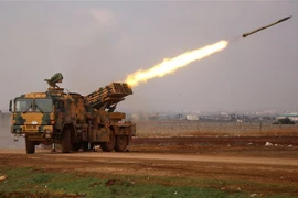 Bệ phóng rocket di động của quân đội Thổ Nhĩ Kỳ nã rocket từ một vị trí gần làng Miznaz, ngoại ô phía Tây tỉnh Aleppo, Syria ngày 14/2/2020. (Nguồn: AFP/TTXVN) 