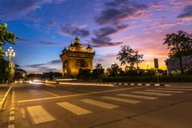 Cảnh vắng vẻ trên một đường phố ở thủ đô Vientiane, Lào, ngày 12/9/2021 sau khi chính phủ áp đặt lệnh giới nghiêm ban đêm để phòng chống dịch COVID-19. (Ảnh: THX/TTXVN) 