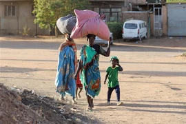 Người dân sơ tán tránh xung đột tại Khartoum, Sudan, ngày 19/4/2023. (Ảnh: AFP/TTXVN)