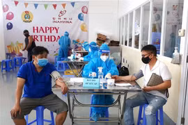 Các công nhân đang làm việc theo phương án "3 tại chỗ" tại Khu chế xuất Tân Thuận, quận 7, Thành phố Hồ Chí Minh kiểm tra y tế trước khi tiêm mũi vaccine thứ 2. (Ảnh: Thanh Vũ/TTXVN) 