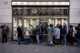 Người dân xếp hàng chờ rút tiền tại chi nhánh ngân hàng Sberbank của Nga ở Prague, Cộng hòa Séc. (Ảnh: AFP/TTXVN) 