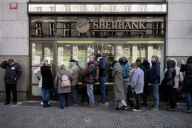 Người dân xếp hàng chờ rút tiền tại chi nhánh ngân hàng Sberbank của Nga ở Prague, Cộng hòa Séc. (Ảnh: AFP/TTXVN) 