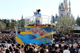Người dân tham quan công viên Disneyland ở Tokyo, Nhật Bản, ngày 1/1/2016. (Nguồn: AFP/TTXVN) 