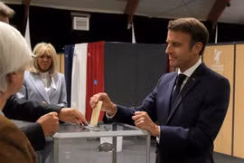 Tổng thống Pháp Emmanuel Macron tới bỏ phiếu bầu cử Quốc hội vòng hai, ở Le Touquet, miền Bắc Pháp, ngày 19/6/2022. (Ảnh: AFP/TTXVN) 