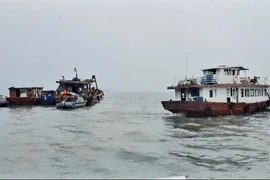 Các lực lượng, phương tiện tham gia tìm kiếm nạn nhân mất tích. (Ảnh: TTXVN phát)