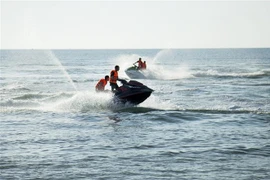 Du khách chơi môtô nước ở Bãi Trường, xã Dương Tơ, thành phố Phú Quốc. (Ảnh: Hồng Đạt/TTXVN) 