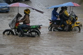 Mưa lớn gây ngập lụt tại Mombasa, Kenya. (Ảnh: AFP/TTXVN)