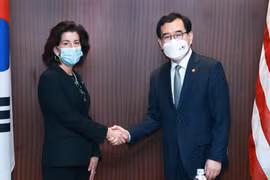 Bộ trưởng Thương mại, Công nghiệp và Năng lượng Hàn Quốc Lee Chang-yang (phải) và Bộ trưởng Thương mại Mỹ Gina Raimondo. (Nguồn: Yonhap) 