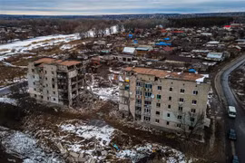 Một tòa chung cư bị phá hủy trong xung đột tại Izyum thuộc vùng Kharkiv, Ukraine ngày 20/2/2023. (Ảnh: AFP/TTXVN)
