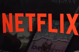 Chủ tài khoản Netflix sẽ phải chi một khoản phụ phí nếu họ chia sẻ tài khoản này với người khác sống ngoài gia đình. (Nguồn: AP)