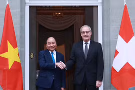 Chủ tịch nước Nguyễn Xuân Phúc và Tổng thống Liên bang Thụy Sĩ Guy Parmelin. (Ảnh: Thống Nhất/TTXVN) 