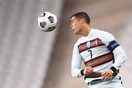 Tiền đạo Cristiano Ronaldo chơi bóng trong trận Bồ Đào Nha gặp Pháp trong khuôn khổ giải Nation League ở Saint-Denis, ngoại ô Paris ngày 11/10/2020. (Nguồn: AFP/TTXVN) 