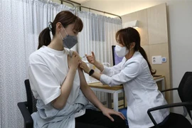 Nhân viên y tế tiêm vaccine phòng COVID-19 cho người dân tại Seoul, Hàn Quốc. (Ảnh: AFP/TTXVN)