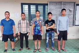 Các trường hợp nhập cảnh trái phép được Đồn biên phòng Phú Hữu bàn giao cho Ban Chỉ đạo phòng, chống dịch COVID-19 thực hiện cách ly tập trung theo quy định. (Nguồn: TTXVN phát)