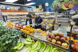 Người tiêu dùng chọn mua hàng hóa tại siêu thị ở Toronto, Canada. (Ảnh: THX/TTXVN)