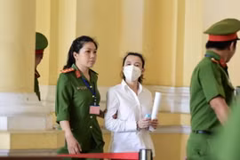 Đặng Thị Hàn Ni trong một phiên tòa xét xử bà Phương Hằng. (Nguồn: Báo Tuổi trẻ)