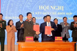 Trưởng ban Quản lý Khu Kinh tế Hải Phòng Lê Trung Kiên và Giám đốc Công an Thành phố Hải Phòng, Thiếu tướng Vũ Thanh Chương ký quy chế phối hợp. (Nguồn: TTXVN) 