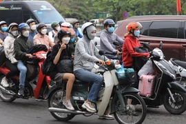 [Photo] Hết kỳ nghỉ lễ, người dân tấp nập trở lại Thủ đô