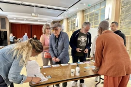 Người dân Pháp đi bầu cử Quốc hội. (Ảnh: Nguyễn Thu Hà/TTXVN)