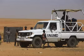 Các binh sỹ thuộc UNAMID tuần tra tại khu vực Bắc Darfur, Sudan. (Nguồn: AFP/TTXVN) 