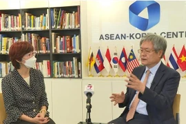 Phóng viên phỏng vấn ông Kim Hae-yong, Tổng thư ký Trung tâm ASEAN-Hàn Quốc. (Ảnh: TTXVN) 