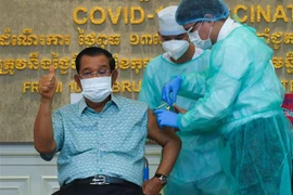 Thủ tướng Campuchia Hun Sen được tiêm chủng vaccine ngừa COVID-19 tại Phnom Penh, Campuchia, ngày 4/3/2021. (Nguồn: AFP/TTXVN) 