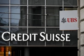 Logo ngân hàng Thụy Sĩ UBS và Credit Suisse tại Basel. (Ảnh: AFP/TTXVN)