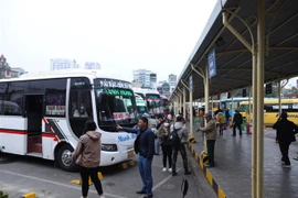 Xe khách tại Bến xe Giáp Bát. (Ảnh: Hoàng Hiếu/TTXVN)