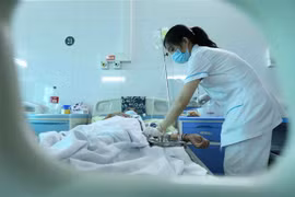 Chăm sóc bệnh nhân sốt xuất huyết. (Ảnh: Minh Quyết/TTXVN) 