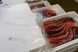 Hải sản đánh bắt từ bờ biển Fukushima được bày bán tại chợ cá ở Tokyo, Nhật Bản. (Ảnh: Kyodo/TTXVN)