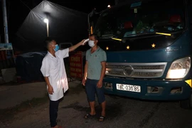 Kiểm soát chặt chẽ người và phương tiện vào địa bàn huyện Thanh Hà thu mua vải thiều. (Ảnh: Mạnh Tú/TTXVN) 