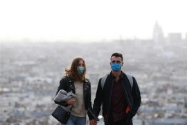 Người dân đeo khẩu trang phòng lây nhiễm COVID-19 tại Paris, Pháp, ngày 28/10/2020. (Nguồn: THX/TTXVN) 