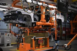 Dây chuyền sản xuất xe ôtô điện tại nhà máy của hãng General Motors ở Detroit, Michigan, Mỹ. (Ảnh: AFP/TTXVN)
