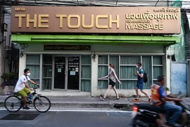 Một cửa hàng phải đóng cửa do dịch COVID-19 tại Bangkok, Thái Lan ngày 21/3/2020. (Nguồn: AFP/TTXVN) 