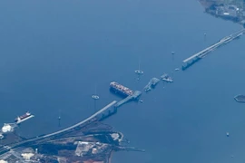 Hiện trường vụ sập cầu Francis Scott Key ở thành phố Baltimore, bang Maryland (Mỹ), sau khi bị tàu chở hàng đâm trúng, ngày 31/3/2024. (Ảnh: AFP/TTXVN)