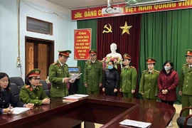 Cơ quan điều tra công bố quyết định khởi tố bị can, lệnh bắt bị can để tạm giam 4 tháng đối với Phạm Thị Kim Dung và Hoàng Thị Phượng. (Ảnh: TTXVN phát) 