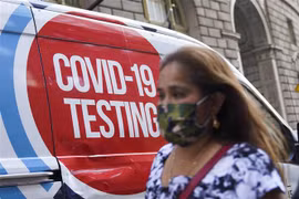 Một điểm xét nghiệm COVID-19 lưu động tại New York, Mỹ. (Ảnh: THX/TTXVN) 