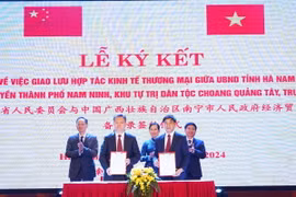 Ký kết Bản ghi nhớ về giao lưu hợp tác kinh tế, thương mại giữa tỉnh Hà Nam và thành phố Nam Ninh. (Ảnh: Thanh Tuấn/TTXVN)