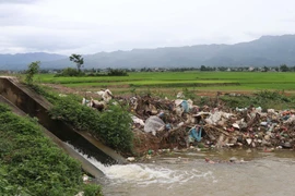 [Photo] Nguy cơ ô nhiễm kênh của Đại thủy nông Nậm Rốm do rác thải